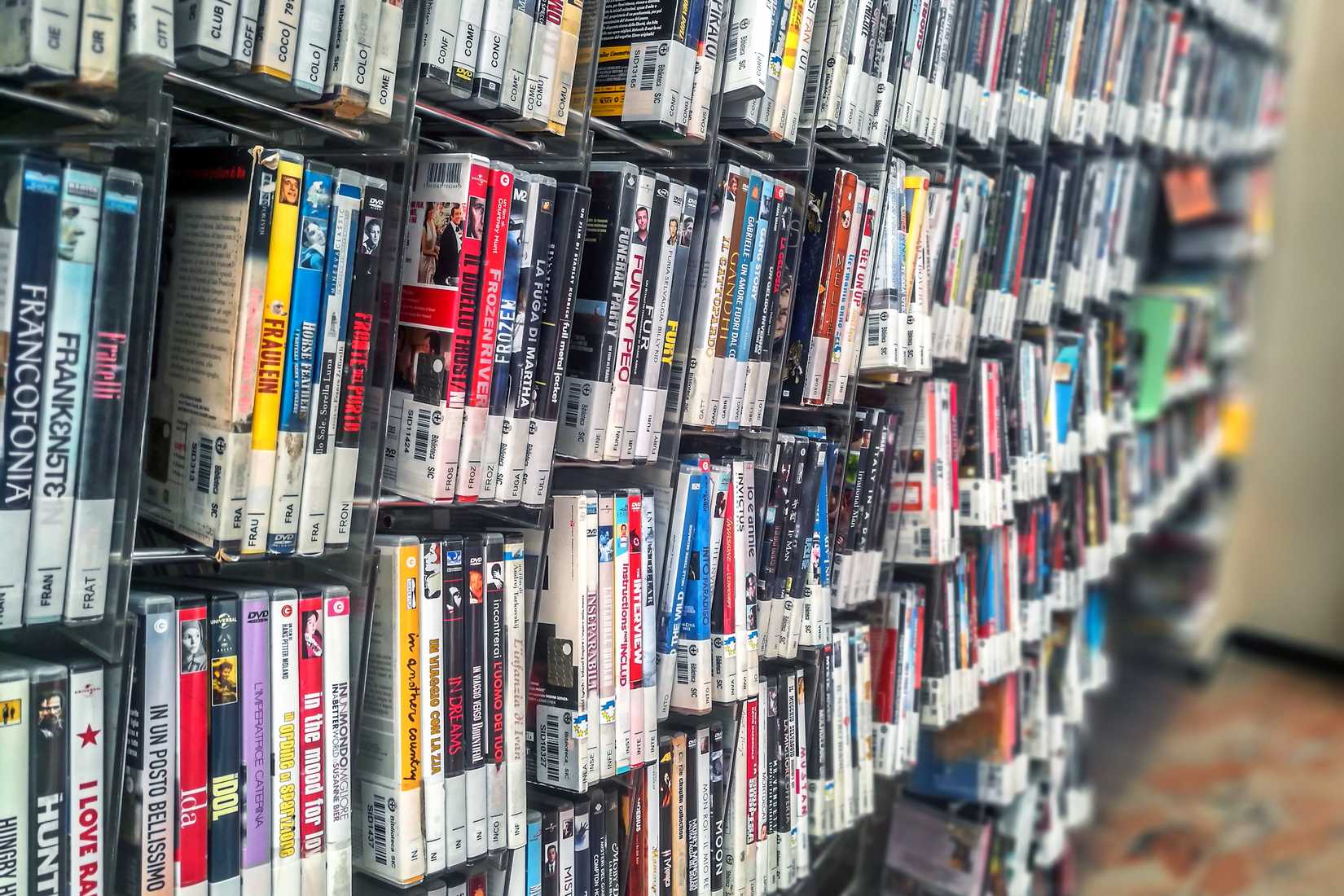 Mağazada çok geniş bir DVD koleksiyonu var.