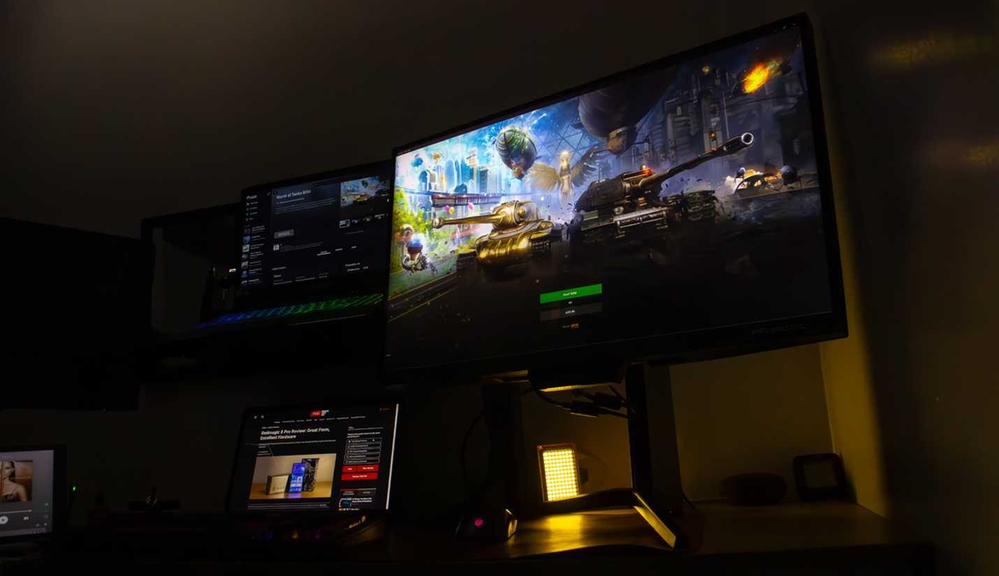 Konfiguracja monitora gamingowego Redmagic 4K z dwoma laptopami.