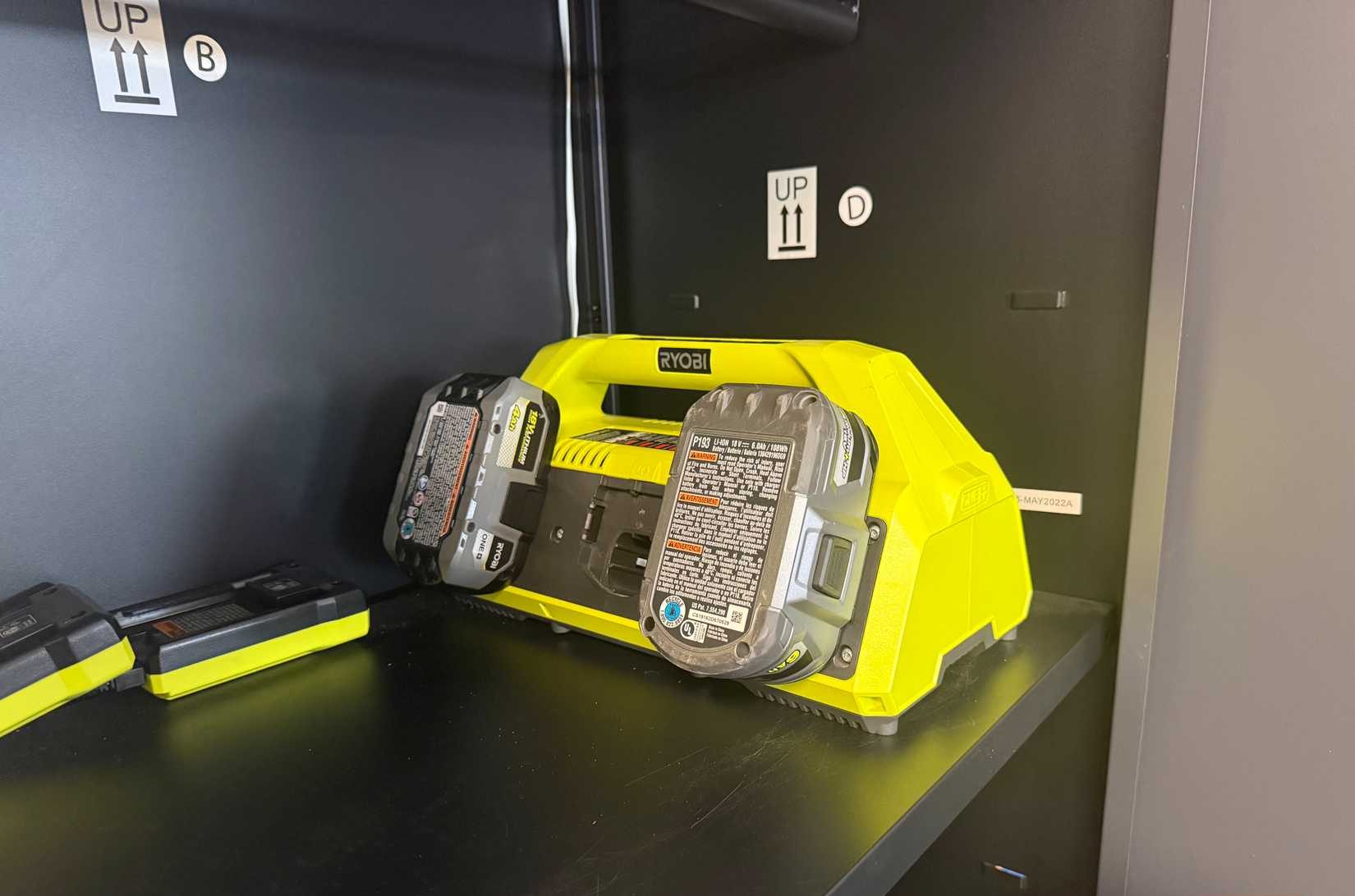 caricabatterie rapido Ryobi a 6 porte nell'armadietto del garage